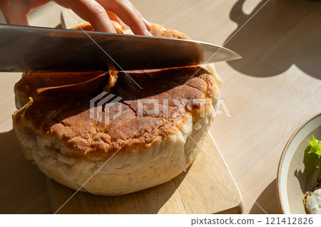 切剛出爐的麵包的場景 切剛出爐的麵包的場景 121412826