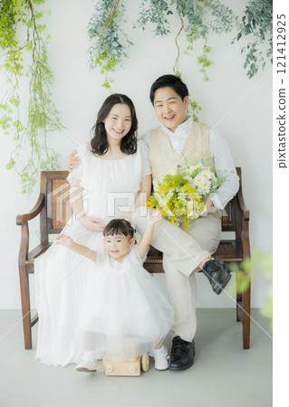 Family photo 121412925