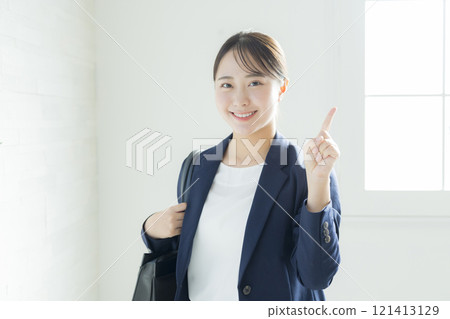 微笑的年輕女商人 121413129