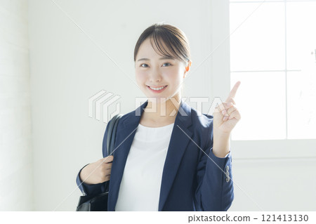微笑的年輕女商人 121413130