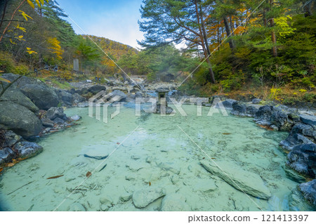 群馬縣草津町草津溫泉西之河原公園風景 121413397