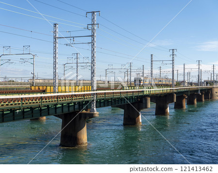 火車穿過濱名湖弁天島的鐵橋 121413462