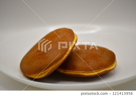 Dorayaki (dōrayaki) served on a white plate Dorayaki (dōrayaki) served on a white plate 121413956