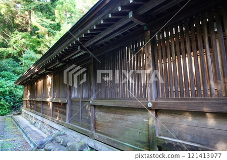 歷史悠久的神社的木質透明柵欄 歷史悠久的神社的木質透明柵欄 121413977