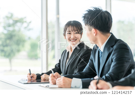 商務女性在求職、研討會、會議、說明會、學習會和諮詢會期間進行對話 商務女性在求職、研討會、會議、說明會、學習會和諮詢會期間進行對話 121414257