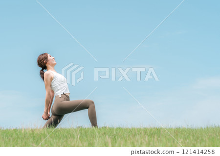 年輕的亞洲女性在藍天下做瑜珈、皮拉提斯和伸展運動 年輕的亞洲女性在藍天下做瑜珈、皮拉提斯和伸展運動 121414258