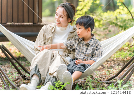 一家人/家人在露營地的吊床上玩耍（戶外/旅遊/休閒/野餐） 121414418