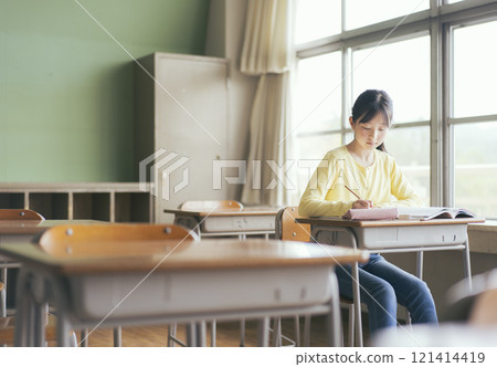 日本小學女孩在教室裡學習 121414419