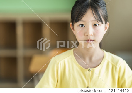 日本小學女生教室裡的肖像 121414420