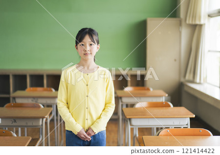 Portrait of a Japanese female elementary school student in a classroom 121414422