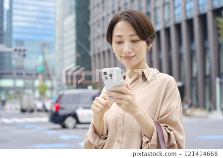 在外面操作智能手機的女人 121414668