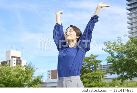 一個女人在外面深呼吸 121414685