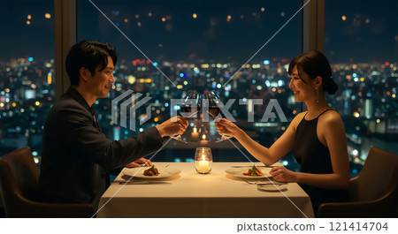 情侶在風景優美的餐廳敬酒 情侶在風景優美的餐廳敬酒 121414704