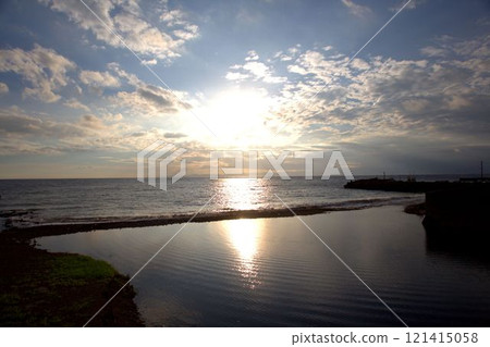 在海反映的日落 121415058