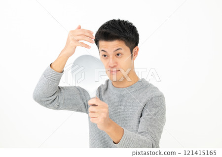 一個照鏡子時關心自己頭髮的男人 一個照鏡子時關心自己頭髮的男人 121415165