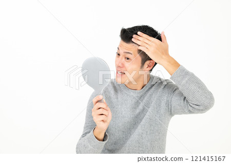 一個照鏡子時關心自己頭髮的男人 一個照鏡子時關心自己頭髮的男人 121415167