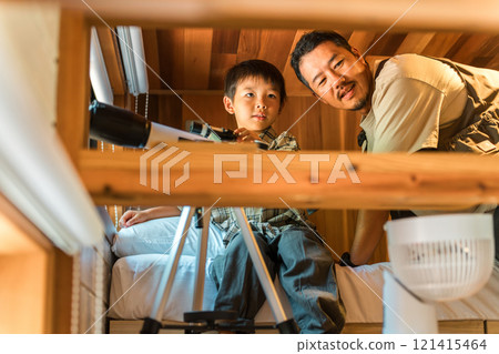 孩子和父親在暑假玩望遠鏡（小屋、別墅、山間小屋、露營、豪華露營） 121415464