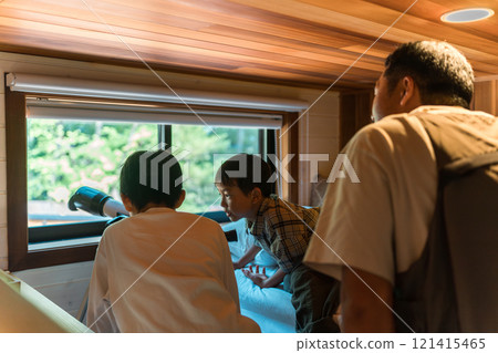 暑假期間孩子和爸爸玩望遠鏡（小屋、別墅、山間小屋、露營、豪華露營） 121415465