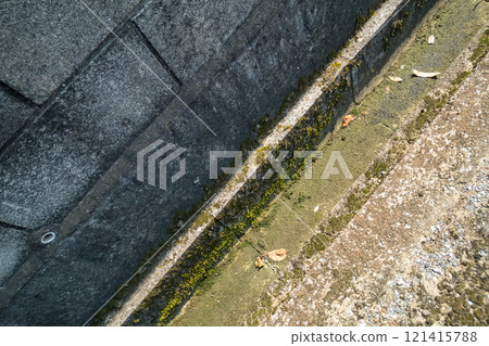 骯髒的排水溝 121415788