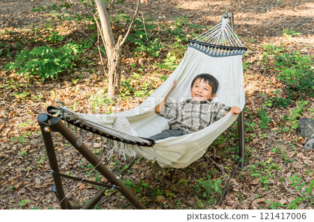 Children, elementary school students, boys playing in hammocks at campsites (outdoors, travel, leisure, picnic) Children, elementary school students, boys playing in hammocks at campsites (outdoors, travel, leisure, picnic) 121417006