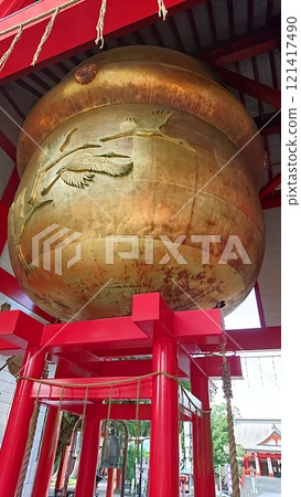 Looking up at Japan's largest bell 121417490