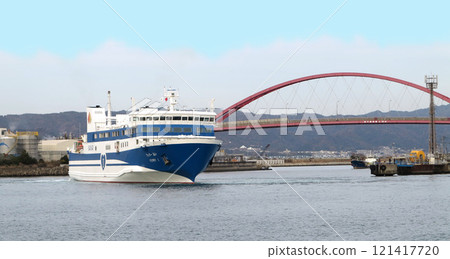 南海渡輪「愛號」停靠在和歌山港 南海渡輪「愛號」停靠在和歌山港 121417720