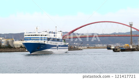 南海渡輪「愛號」停靠在和歌山港 南海渡輪「愛號」停靠在和歌山港 121417721
