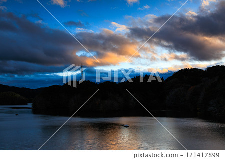 2024: Midwinter evening at Nunome Dam - A bleak sky and golden clouds collide① 121417899