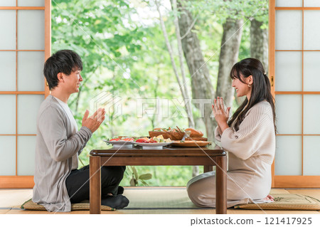 Men and women/couples traveling and eating lunch/delicacies at a hot spring inn Men and women/couples traveling and eating lunch/delicacies at a hot spring inn 121417925