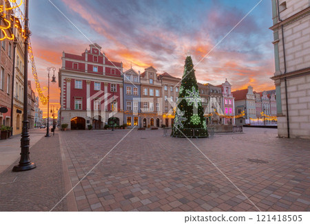 A festively decorated Christmas tree in the central square of Poznan. 121418505