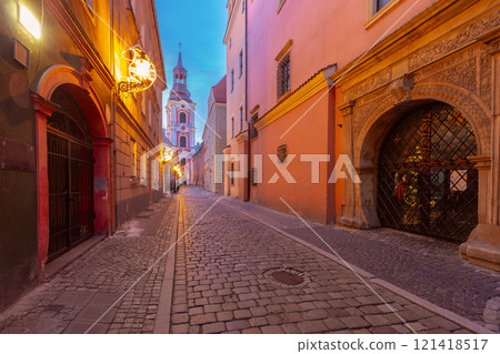 A narrow old cobbled street leading to the central square in Poznan. 121418517
