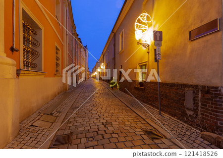 A narrow old cobbled street leading to the central square in Poznan. 121418526