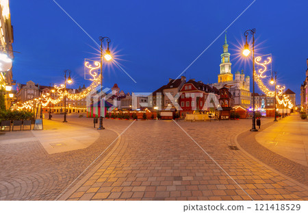 Festive market stalls, Christmas carousel and historic house facades, Poznan, Poland 121418529