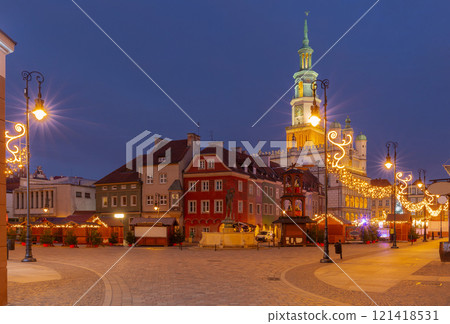 Festive market stalls, Christmas carousel and historic house facades, Poznan, Poland 121418531