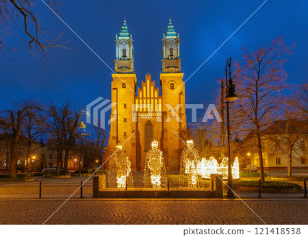 Cathedral of Saints Peter and Paul on Tumski Island, Poznan, Poland, at Christmas dawn 121418538