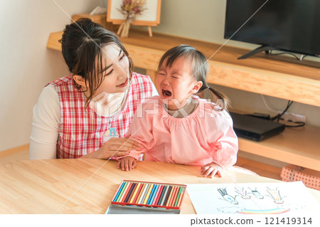 Nursery teachers, nursery teachers, and babysitters working at nurseries, kindergartens, daycare centers, and daycare centers who draw pictures 121419314