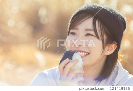 Woman harvesting vegetables in the field 121419326