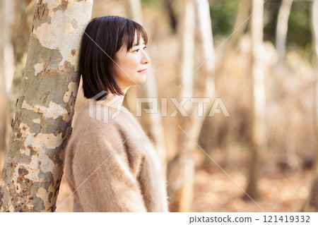 接觸大自然的女人 121419332
