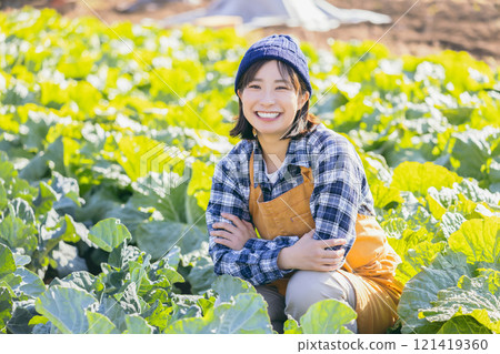女人收穫領域的蔬菜 121419360