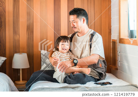 享受豪華露營小屋的父母和家庭（家庭旅行/豪華露營） 121419779