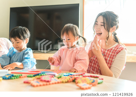 Boys and girls in kindergarten playing with English puzzles (gifted education, intellectual development, English learning) 121419926