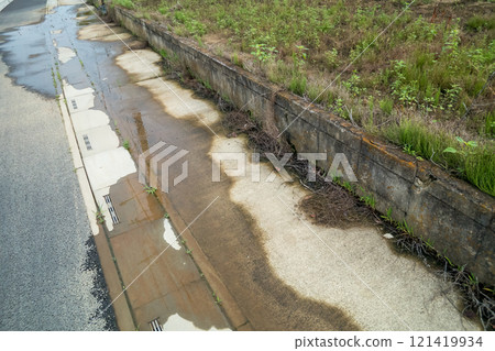 Water from farmland leaks onto the road 121419934