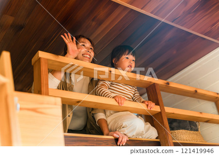 父母和孩子享受閣樓,家庭在平房和別墅中享受夜晚(家庭旅行,豪華露營) 父母和孩子享受閣樓,家庭在平房和別墅中享受夜晚(家庭旅行,豪華露營) 121419946