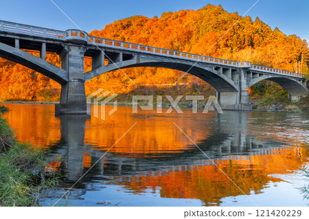 栃木縣那須烏山市宮原市:關東嵐山中川的紅葉、近代遺產堺橋、河面的水鏡 栃木縣那須烏山市宮原市:關東嵐山中川的紅葉、近代遺產堺橋、河面的水鏡 121420229