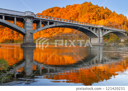 Miyahara, Nasukarasuyama City, Tochigi Prefecture: Fall foliage of Nakagawa River, also known as Arashiyama in the Kanto region, modernization heritage Sakaibashi Bridge, and water mirrors on the surface of the river 121420231