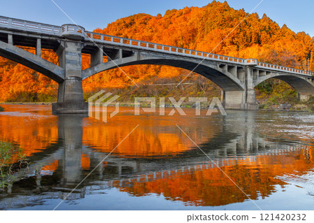 Miyahara, Nasukarasuyama City, Tochigi Prefecture: Fall foliage of Nakagawa River, also known as Arashiyama in the Kanto region, modernization heritage Sakaibashi Bridge, and water mirrors on the surface of the river 121420232