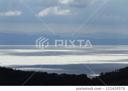 從淡路島石之根屋綠地的展望台眺望波光粼粼的瀨戶內海 從淡路島石之根屋綠地的展望台眺望波光粼粼的瀨戶內海 121420578