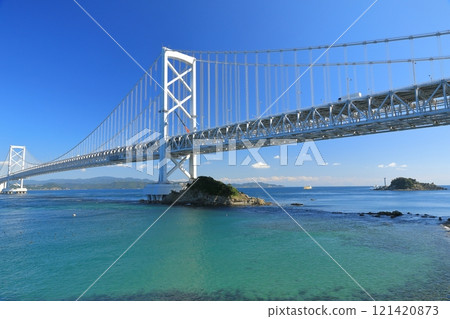 從鳴門公園相濱看到的橫跨鳴門海峽的大鳴門大橋的景色 從鳴門公園相濱看到的橫跨鳴門海峽的大鳴門大橋的景色 121420873