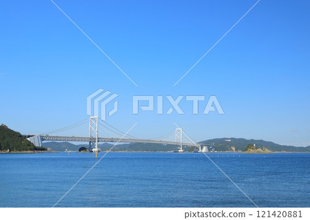 從千鳥濱眺望清澈藍天下的大鳴門大橋 121420881