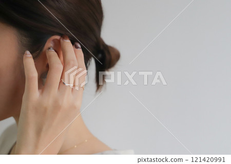 Female hand 121420991